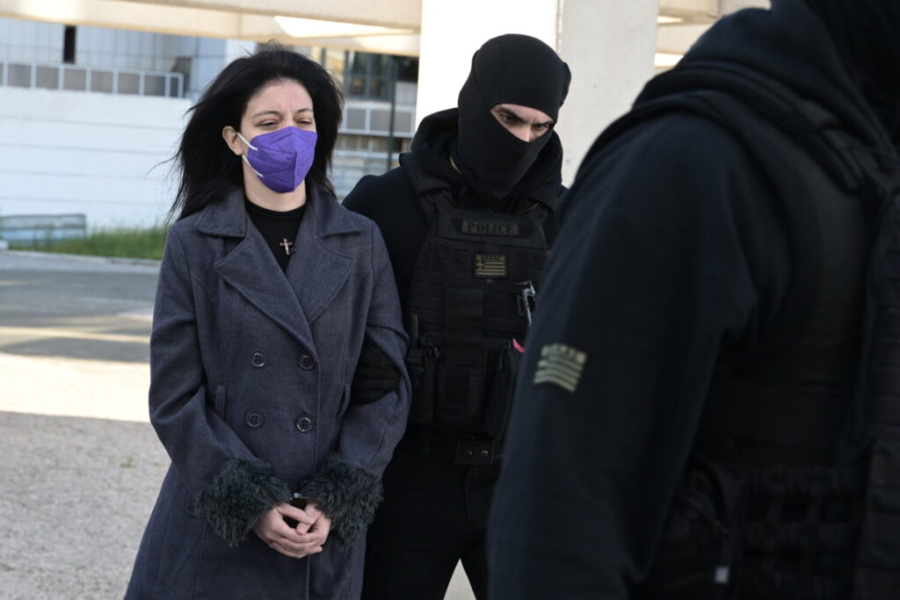 Κολωνός: Συγκλονίζει η 12χρονη – «Γιατί με αφήσατε μόνη μου, πού είναι η μαμά μου;»