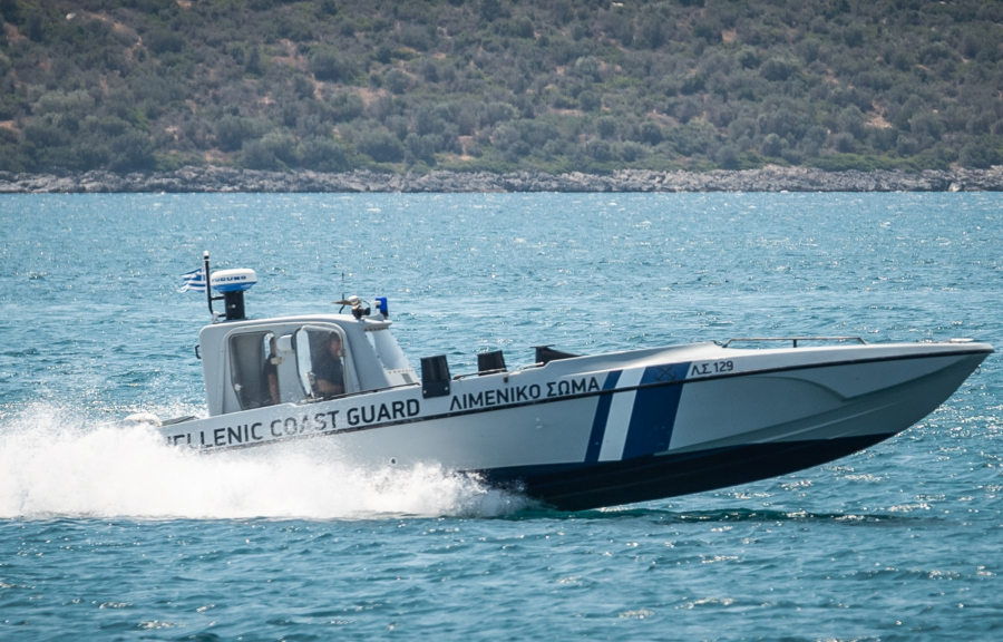 Συναγερμός στις Αρχές: Κρατούμενος έπεσε στη θάλασσα μεταξύ Χίου και Μυτιλήνης