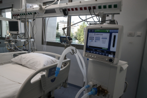 Γλυφάδα: Παλεύει να κρατηθεί στη ζωή η 70χρονη που δέχτηκε επίθεση με πέτρα – «Δεν ξέρουμε αν θα ξυπνήσει»