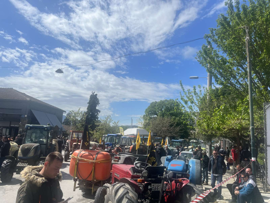 Με τρακτέρ και μαύρες σημαίες στους δρόμους οι αγρότες της Λάρισας