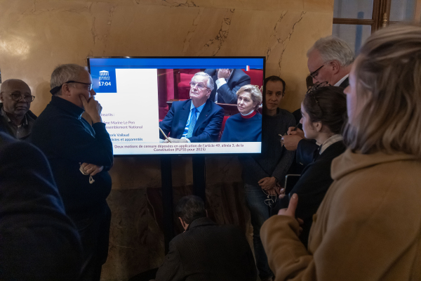 Είναι η πτώση Μπαρνιέ το σοκ που «χρειάζεται» η Γαλλία;