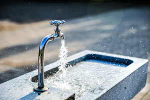 Έρευνα «σοκ» στις ΗΠΑ: Σχεδόν τα μισά δείγματα νερού βρύσης περιέχουν «παντοτινά χημικά»