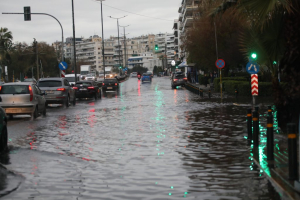 Λεωφόρος Ποσειδώνος: Μετ΄ εμποδίων η κυκλοφορία λόγω συσσώρευσης υδάτων