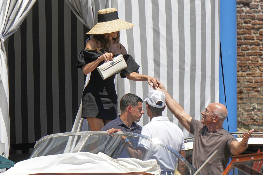 Εξαφανίστηκε φόρεμα σχεδιαστή που είχε πάρει η Σάντσεζ στον γάμο της με τον Μπέζος