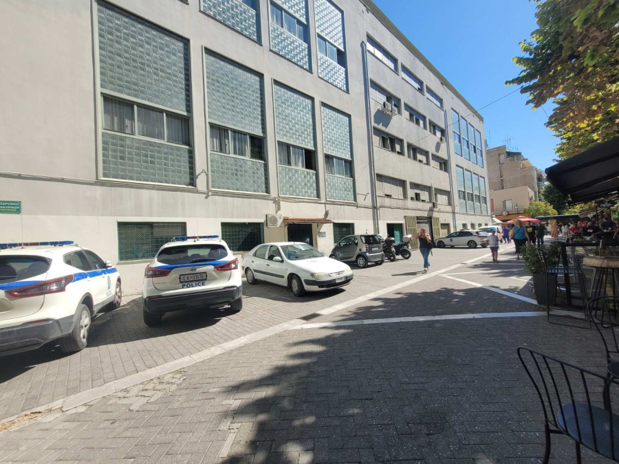 Ξυλοδαρμός στη Λάρισα: Ύβρεις κατά του 53χρονου λίγο πριν περάσει το κατώφλι της ανακρίτριας