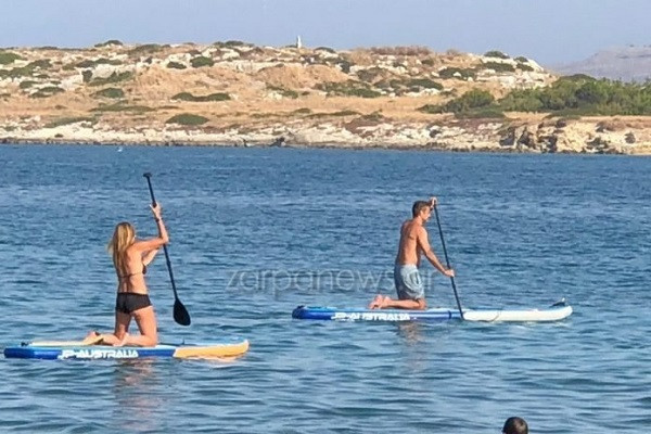 Κυριάκος και Μαρέβα Μητσοτάκη επιδίδονται σε θαλάσσια σπορ στα Χανιά