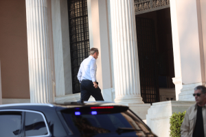 Ψηφίζετε παραπομπή Καραμανλή ή ...κάλπες!