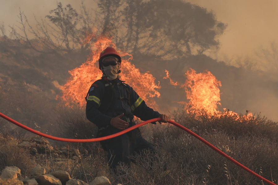 Ιεράπετρα και Βουρβουρού Χαλκιδικής: Δύο φωτιές με διαφορετική εξέλιξη λόγω πυρομετεωρολογικών συνθηκών
