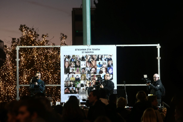 Οργισμένος κατά Πέτσα, πατέρας θύματος των Τεμπών: «Κάνατε εξεταστική για να αθωώσετε τον Καραμανλή»