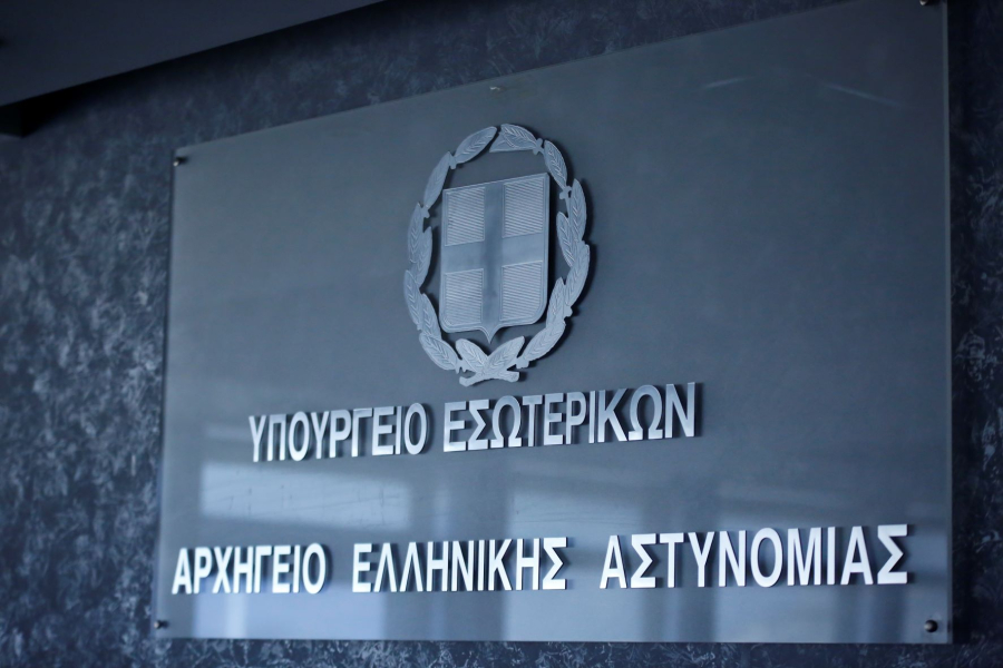 Χειροπέδες σε τέσσερις αστυνομικούς για βασανισμό κρατουμένου