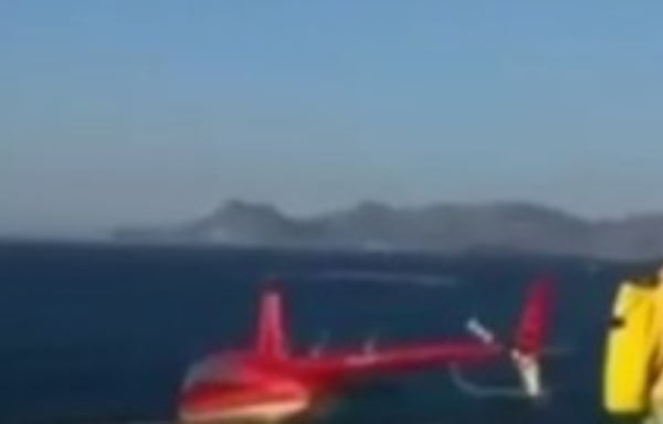 «Τι άλλο θα δούμε;»: Ελικόπτερο προσγειώθηκε στο Σαρακήνικο για να κάνουν μπάνιο οι επιβάτες του (βίντεο)