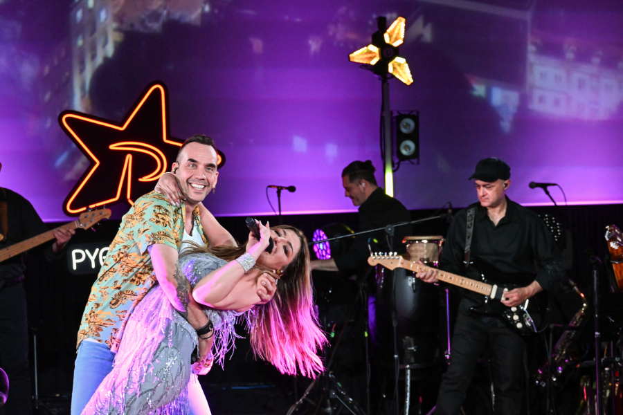 Πέφτει η νύχτα με ρυθμό: Έλενα Παπαρίζου και Πάνος Μουζουράκης σε μια αξέχαστη μουσική «νύχτα»