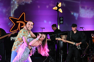 Πέφτει η νύχτα με ρυθμό: Έλενα Παπαρίζου και Πάνος Μουζουράκης σε μια αξέχαστη μουσική «νύχτα»