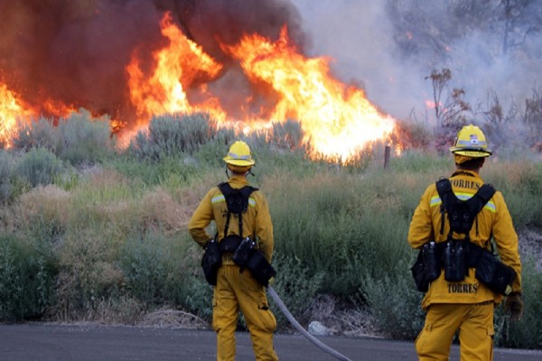 Πυρκαγιά καταστρέφει κατοικίες στη Καλιφόρνια