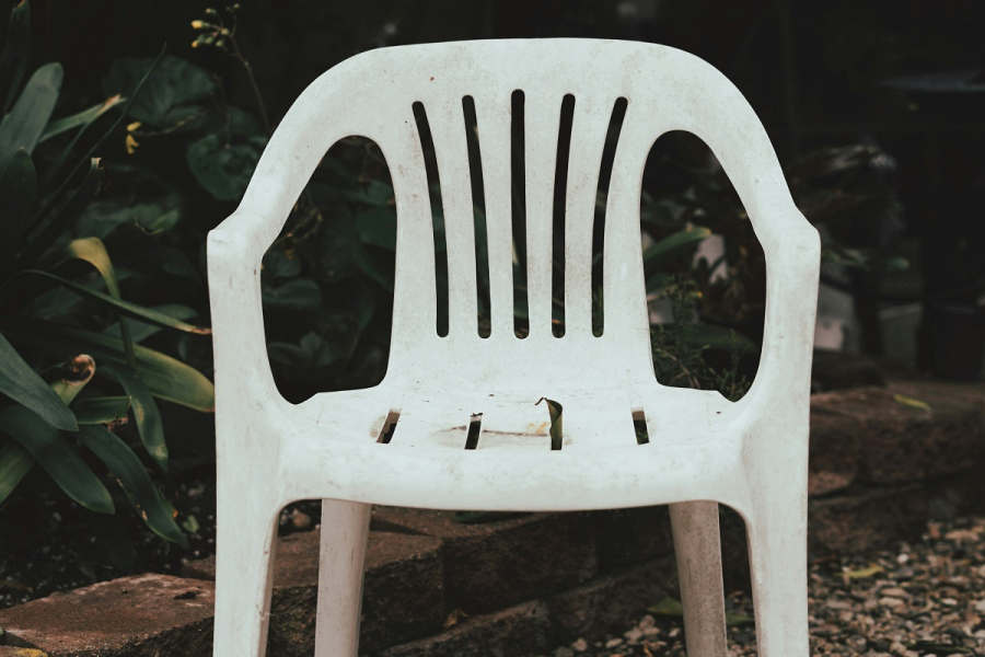 Αυτό το μυστικό θα κάνει τις πλαστικές καρέκλες στη βεράντα σου να αστράφτουν σαν καινούριες