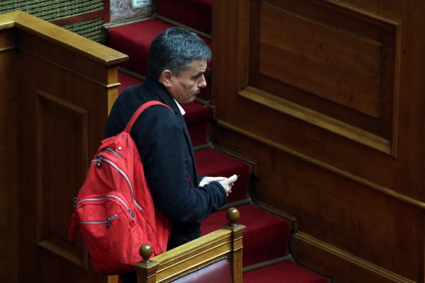 Βουλευτές ΣΥΡΙΖΑ σε Τσακαλώτο: "Οι τράπεζες κατασχέτουν λογαριασμούς που έχουν δηλωθεί ως ακατάσχετοι"