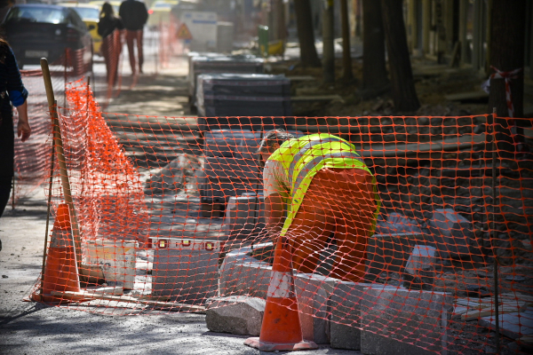 Μπακογιάννης: Η Αθήνα γίνεται προσβάσιμη και ασφαλής για όλες και όλους, ανακατασκευή 410 πεζοδρομίων