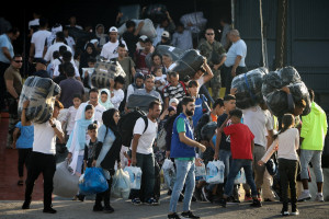 Άλλοι 155 πρόσφυγες από τη Μυτιλήνη και την Κάλυμνο φτάνουν στον Πειραιά (vid)