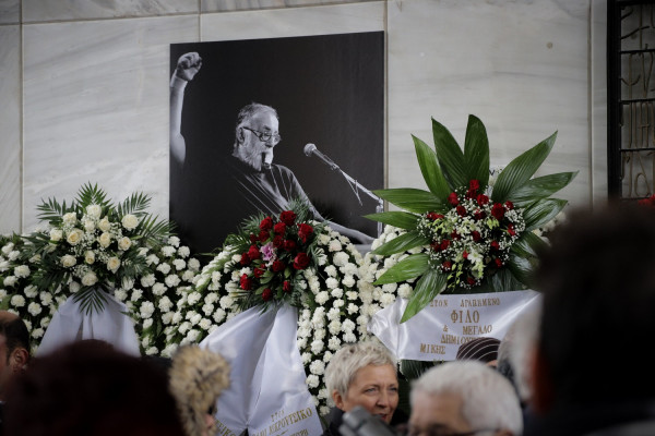 Θάνος Μικρούτσικος: Μετά την πολιτική κηδεία η σορός του θα αποτεφρωθεί στην Ριτσώνα (pic)
