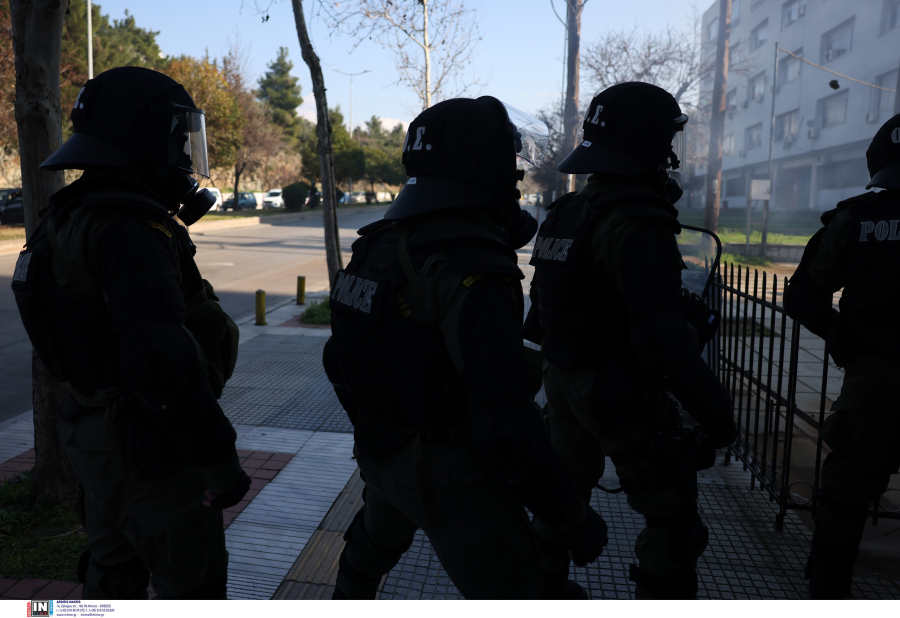 Θεσσαλονίκη: Νέα επεισόδια έξω από το ΑΠΘ μεταξύ κουκουλοφόρων και ΜΑΤ