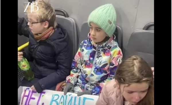 Οι Ρώσοι έριξαν παιδιά Δημοτικού σε κρατητήρια γιατί άφησαν λουλούδια στην ουκρανική πρεσβεία (βίντεο)