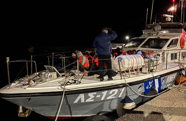 Σκάφος με 36 μετανάστες νότια της Γαύδου