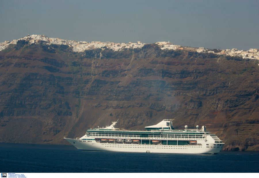 Μηχανική βλάβη σε πλοίο στο λιμάνι της Σαντορίνη