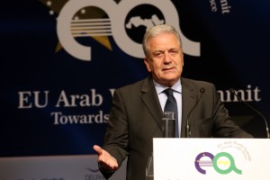 Αβραμόπουλος: Ορισμένοι στην Ε.Ε. επιθυμούν να επιστρέψει η Ευρώπη στο σκοτεινό παρελθόν της