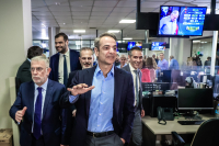 Στο Ραδιομέγαρο ο Μητσοτάκης: «Ανοιχτός» για αναπροσαρμογή μισθών στους εργαζομένους της ΕΡΤ