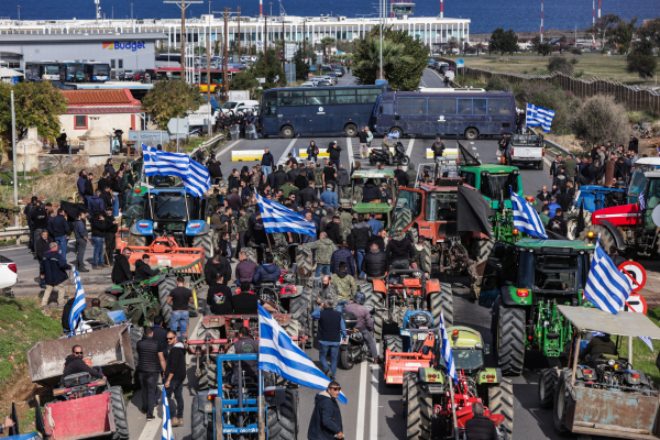 Δεν κάνουν πίσω οι αγρότες της Κρήτης: Πετροπόλεμος στο Ηράκλειο