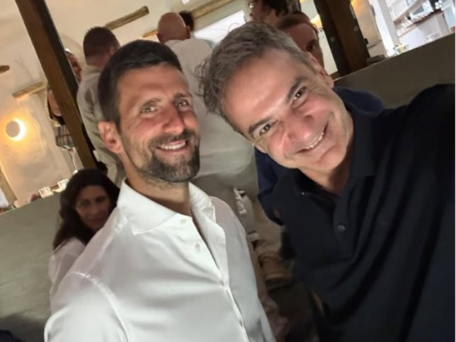 Όταν ο Μητσοτάκης (ξανα) συνάντησε τον Τζόκοβιτς - Η selfie στην Τήνο