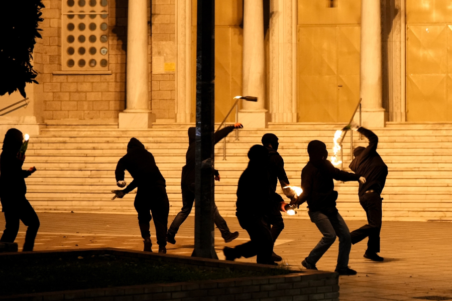 Επεισόδια στη Θεσσαλονίκη - Μολότοφ και πέτρες στην πορεία του Πολυτεχνείου
