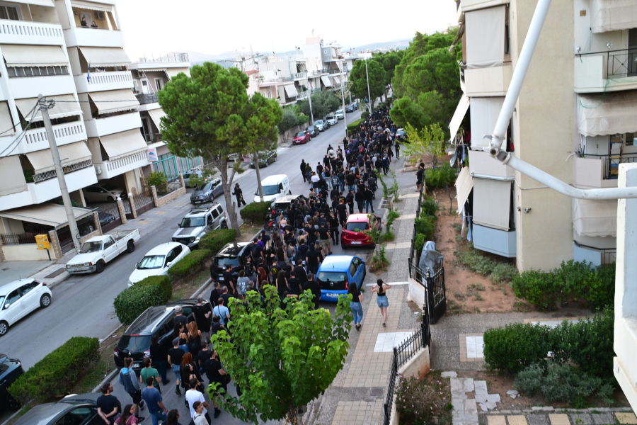 Ελευσίνα: Μεγάλη αντιφασιστική διαδήλωση μετά την επίθεση στον 32χρονο από νεοναζί
