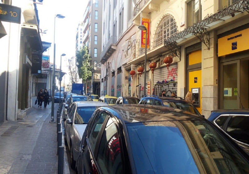 Μπλόκαρε το κέντρο: Απορριμματοφόρο φράκαρε στη Μητροπόλεως και η ουρά έφτασε στο... Σύνταγμα (pics)