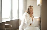 Ποια φυσικά συστατικά χαρίζουν νεανική όψη στο δέρμα;