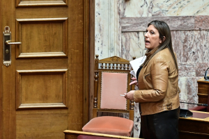 «Ροντέο» η Βουλή με την άρση ασυλίας της Ζωής: «Ανίερες συμμαχίες», «θαυμαστής του Γκέμπελς», «υστερική»