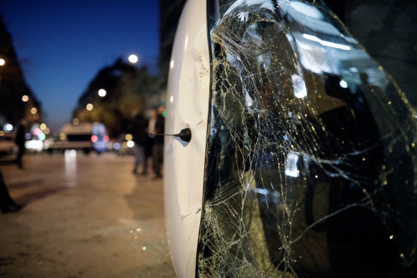 Σοβαρό τροχαίο με σύγκρουση 3 οχημάτων στη Σαρωνίδα: Μάχη για την ζωή της δίνει 42χρονη