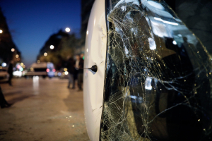 Σοβαρό τροχαίο με σύγκρουση 3 οχημάτων στη Σαρωνίδα: Μάχη για την ζωή της δίνει 42χρονη
