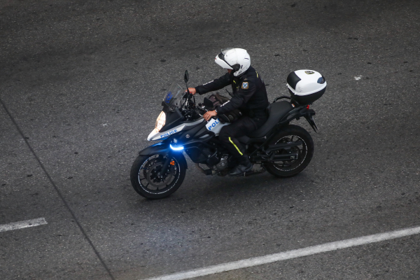 Θεσσαλονίκη: Βίντεο με αστυνομικό που κάνει σούζες με μοτοσυκλέτα της ΕΛ.ΑΣ