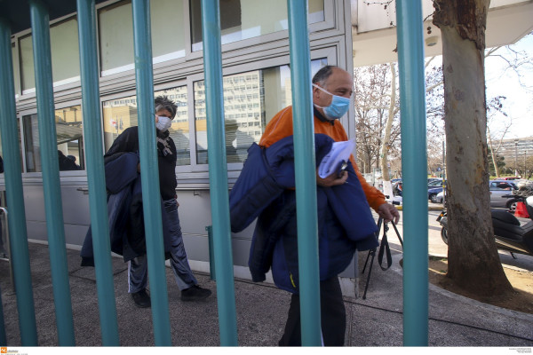 Κορονοϊός: Ανησυχία για νέα κρούσματα - Τι συνιστά το υπουργείο Υγείας