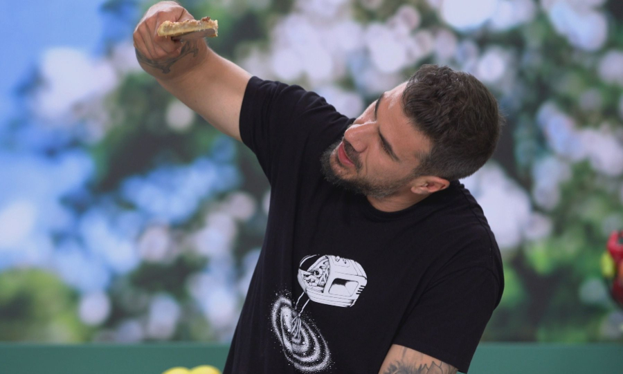 «Kitchen Lab»: Ο Άκης Πετρετζίκης μαγειρεύει καλοκαιρινό και παρεΐστικο μενού (17-18/5)