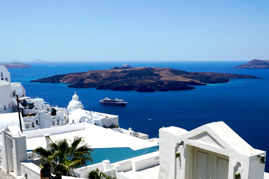 Hundreds of Small Earthquakes Shake Santorini – Scientists Monitor Seismic Trends