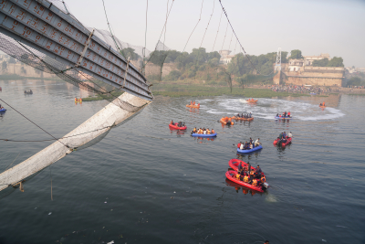 Ινδία: Μεγαλώνει ο κατάλογος των νεκρών από την κατάρρευση πεζογέφυρας
