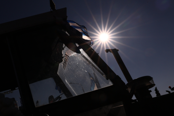 Παραμένουν στα μπλόκα οι αγρότες, σήμερα αποφασίζουν για το μέλλον των κινητοποιήσεων