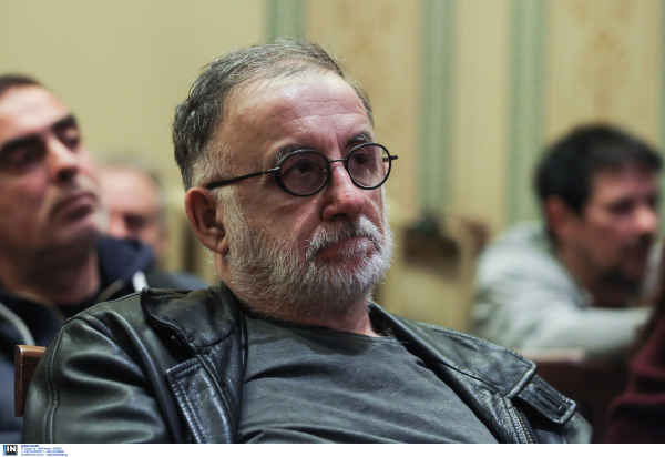 Συγκλονίζουν τα τελευταία λόγια του Θάνου Μικρούτσικου πριν εισβάλει το τανκ στο Πολυτεχνείο: «Ανδρέα, απ’ τα αδέρφια μας θα τη βρούμε»