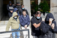 Pizza Fan: Με κουκούλες έφυγαν οι συλληφθέντες από την ΓΑΔΑ για την απάτη 25 εκατ. ευρώ