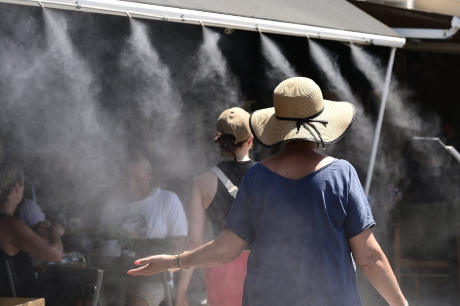 Καύσωνας: Δείτε πού λειτουργούν κλιματιζόμενες αίθουσες σε Αθήνα και Πειραιά