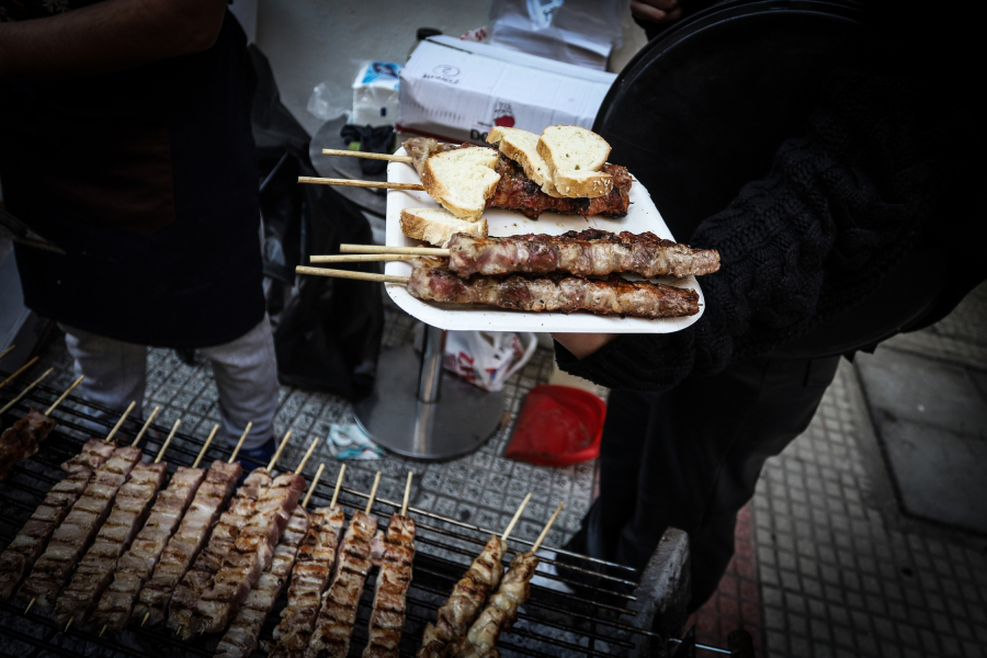 Τσικνοπέμπτη 2025: Πότε «πέφτει» και τι θα γίνει στα σχολεία φέτος