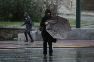 Καιρός: Κατρακυλάει από αύριο η θερμοκρασία - 'Ερχονται καταιγίδες και ισχυροί άνεμοι