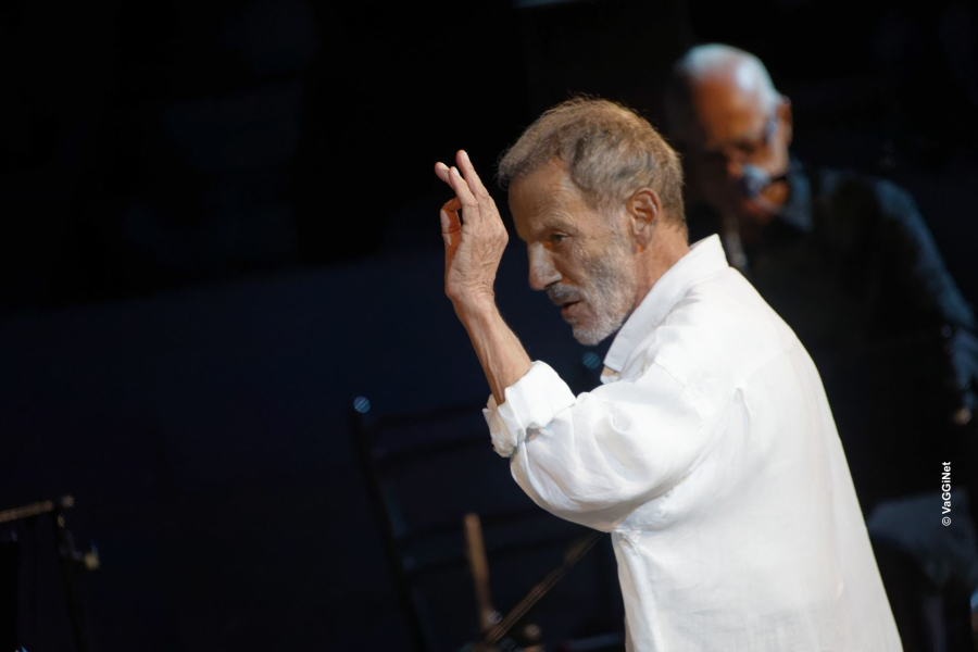 Ο Σταύρος Ξαρχάκος σε μια ξεχωριστή συναυλία με τη νέα γενιά στο πλευρό του